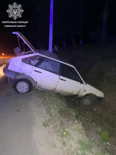 На Львівщині водій втікаючи від поліції врізався у стовп (фото)