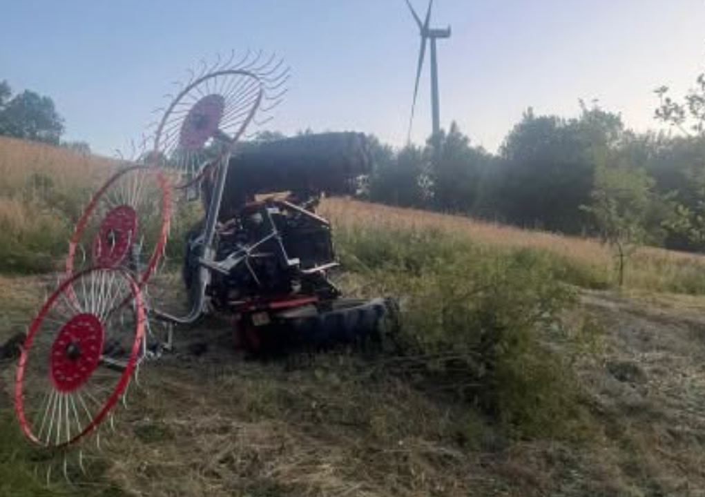 Трактор перекинувся в полі: на Львівщині загинув літній чоловік