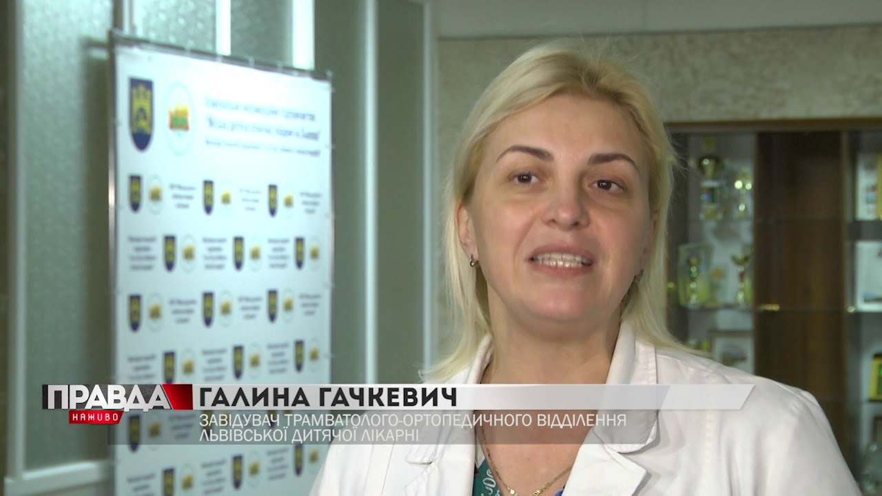Дівчина, яку збила автівка, потрапила ще і під колеса автобуса