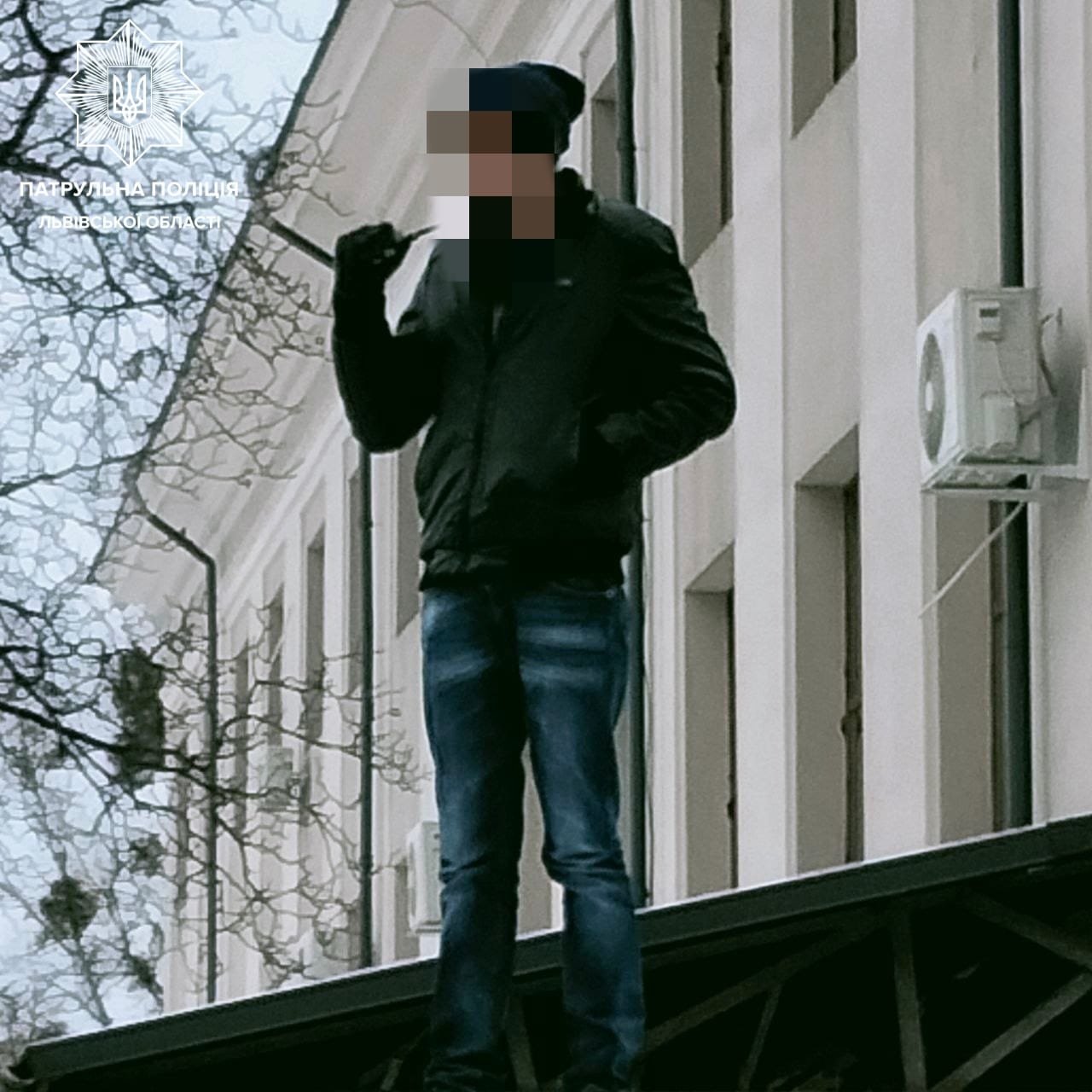 Вмовляли півтора години. У Львові врятували чоловіка, який погрожував перерізати собі горло