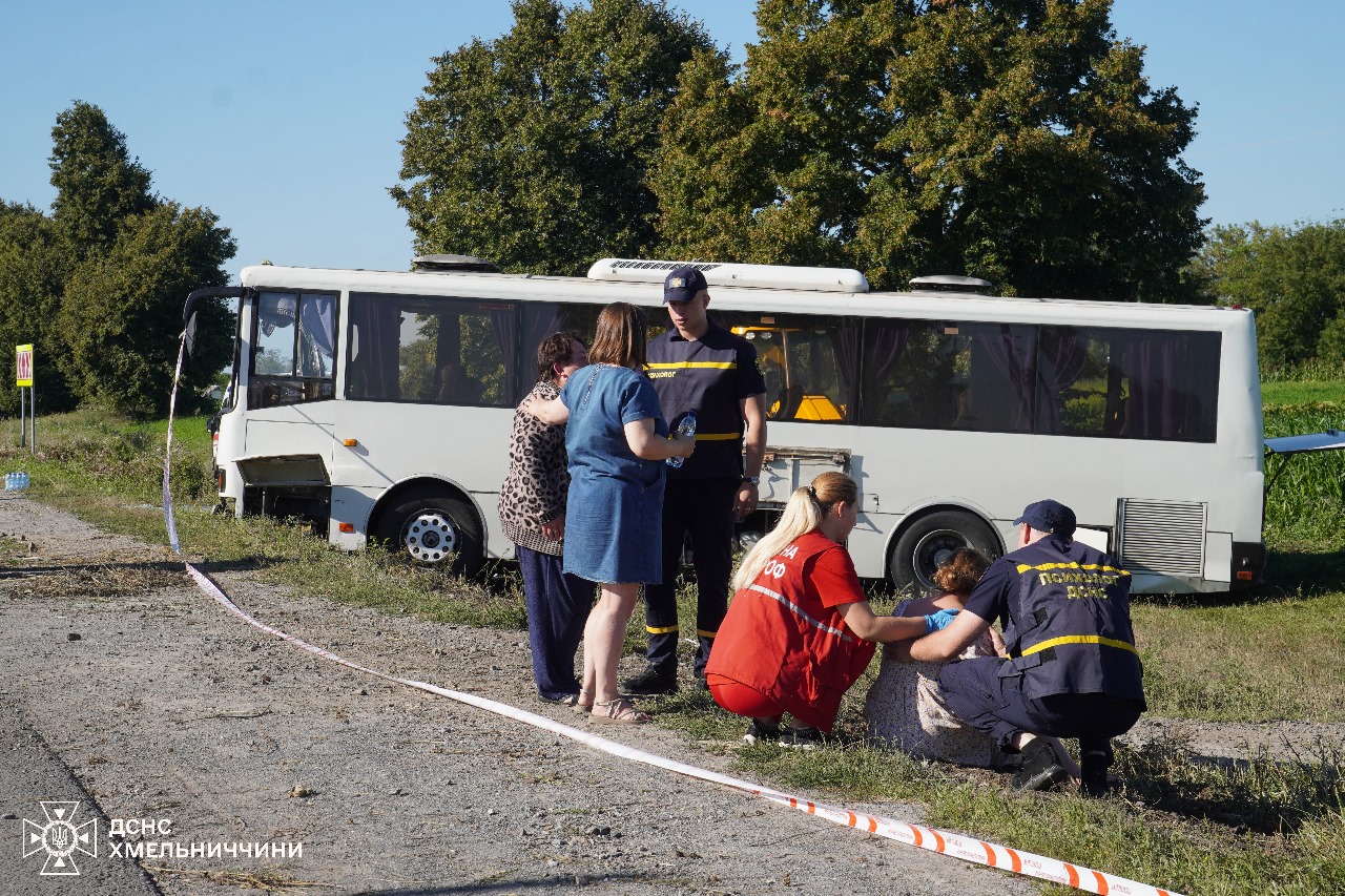 Смертельна аварія з автобусом на Хмельниччині: у мережі показали фото