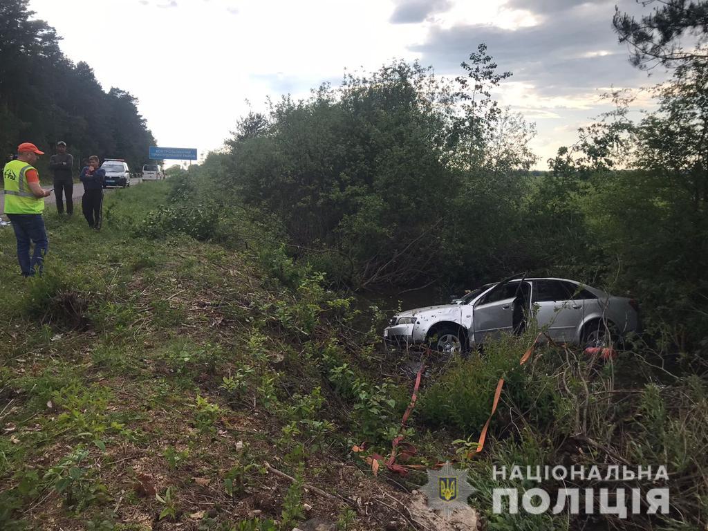 В'їхала в кювет і перевернулася: на Львівщині загинула молода водійка