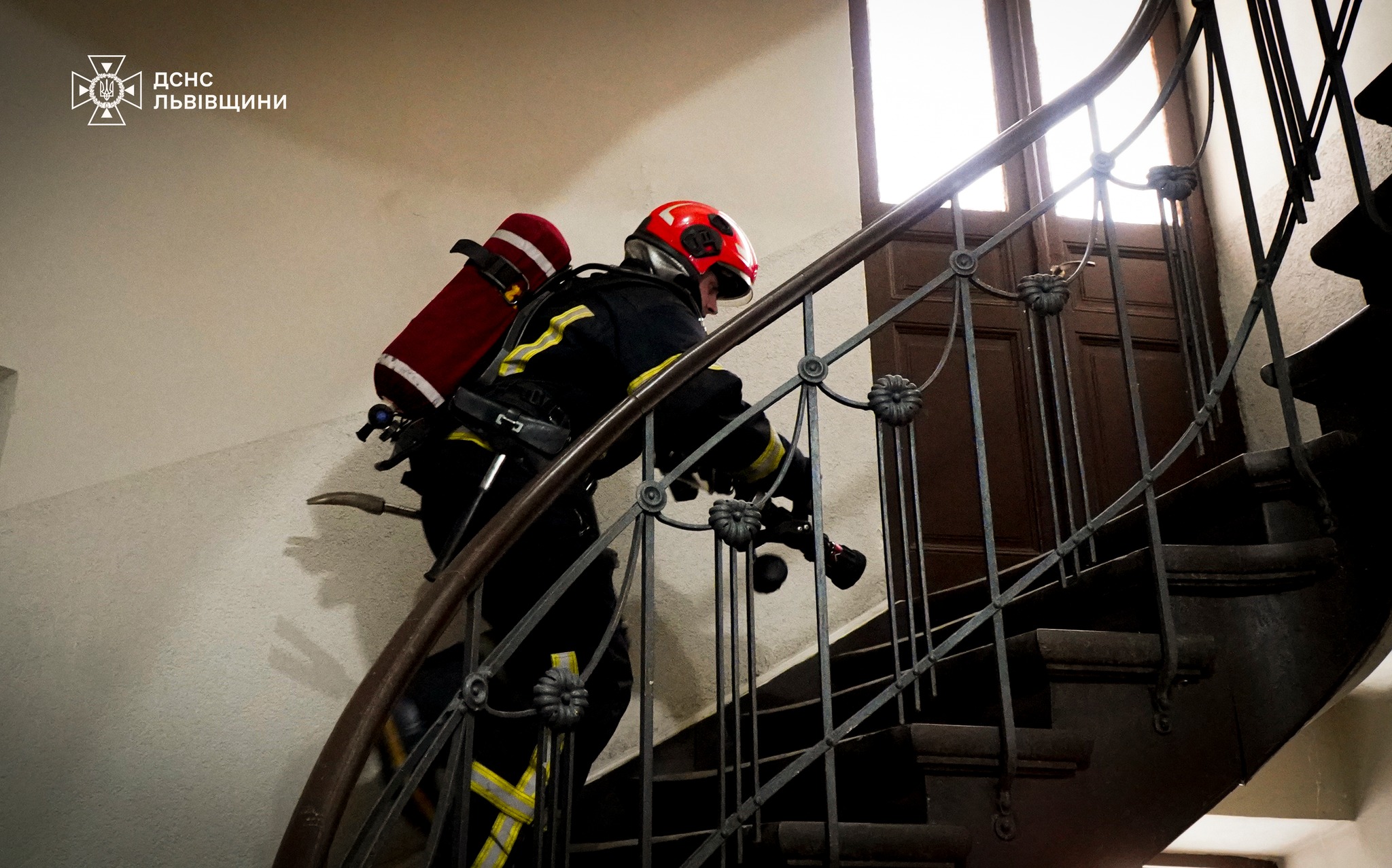 За зачиненими дверима на 5 поверсі: у Трускавці терміново рятували 78-річну жінку