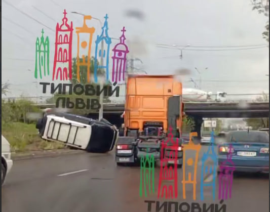 У Львові посеред вулиці перекинулося авто: рух ускладнений (ВІДЕО)