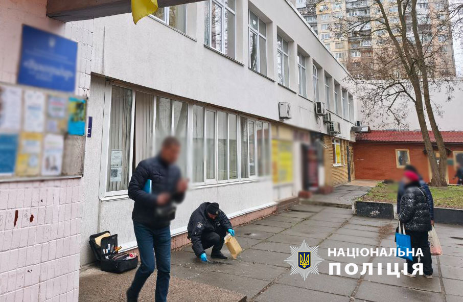 У Києві затримали двох чоловіків, які намагалися підпалити приймальню депутата