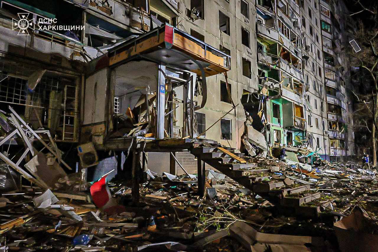 З'явилося відео з місця влучання ворожих боєприпасів у Харкові