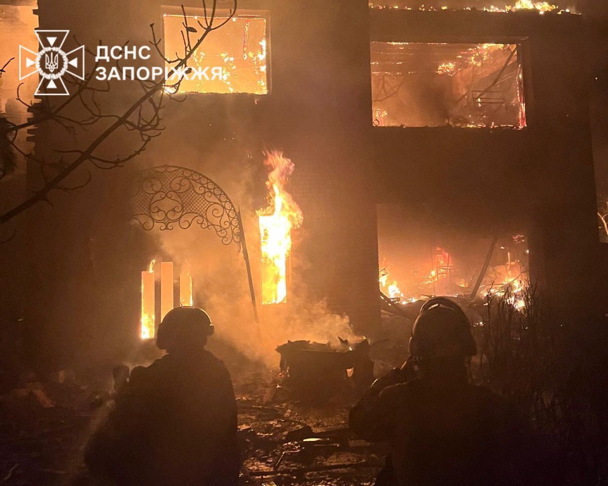 РФ атакувала Запоріжжя дронами: горить житловий будинок (фото)