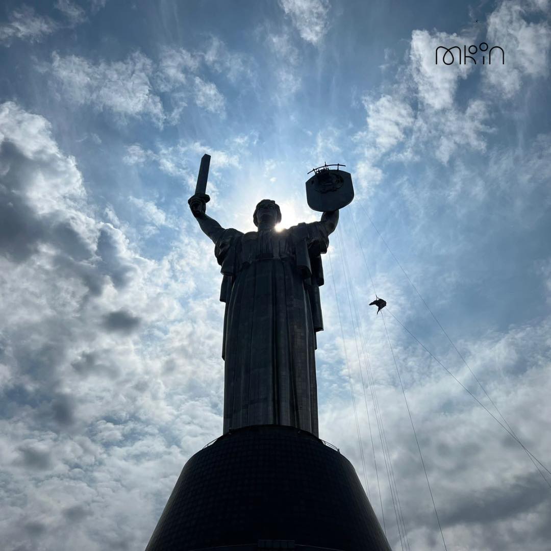 У Києві почався демонтаж радянського герба із монумента «Батьківщина-Мати»