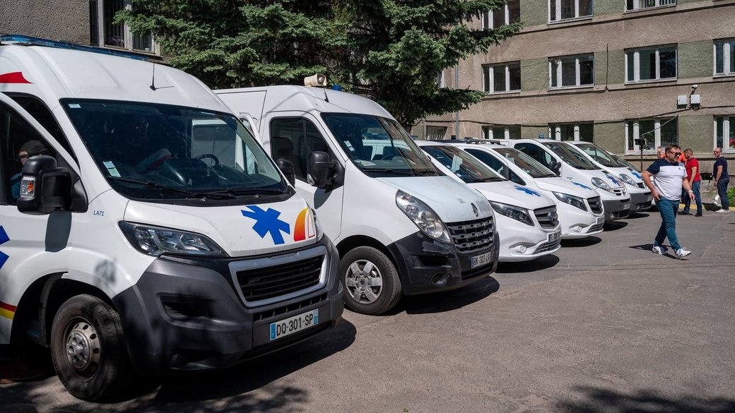 Автомобілі швидкої допомоги для військових привезли з Франції на Львівщину