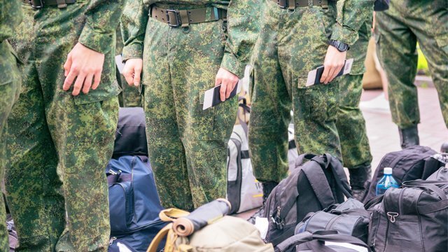 «Ти захищаєш країну ідіотів». Окупант і його дружина нарікають на Путіна
