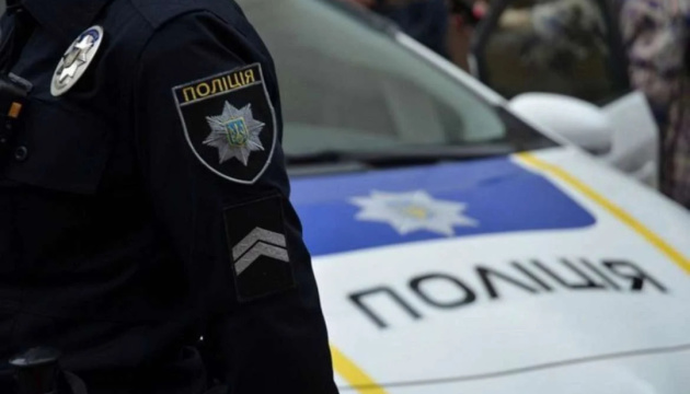 У центрі Львова поліція затримала людей із гранатою (відео)