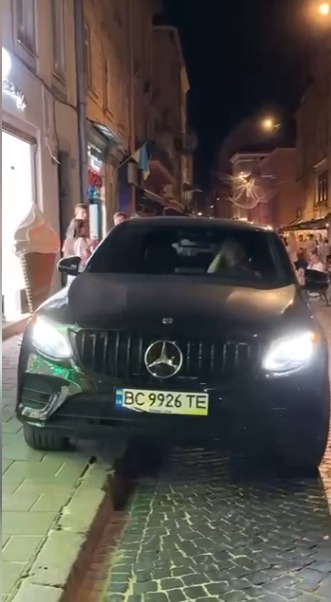 Зухвала їзда тротуарами у Львові (відео)