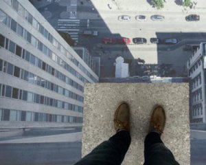На Київщині 15-річна дівчина стрибнула з даху багатоповерхівки