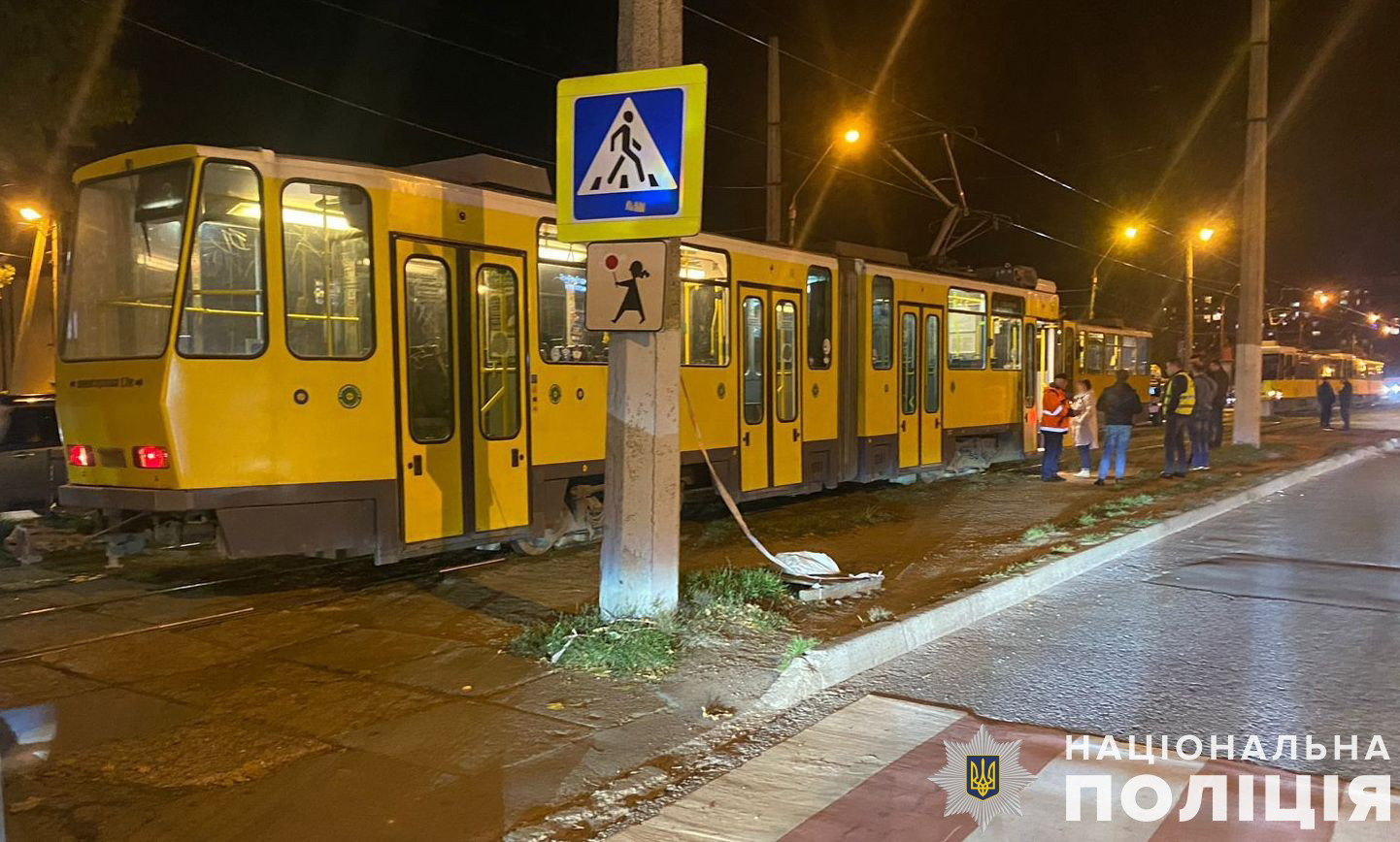Жінка, яку збив трамвай у Львові, перебуває у важкому стані: медики розповіли деталі
