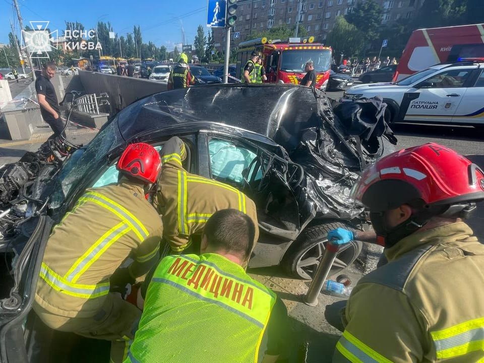 Смертельна аварія у Києві: як водія вирізали з понищеного авто