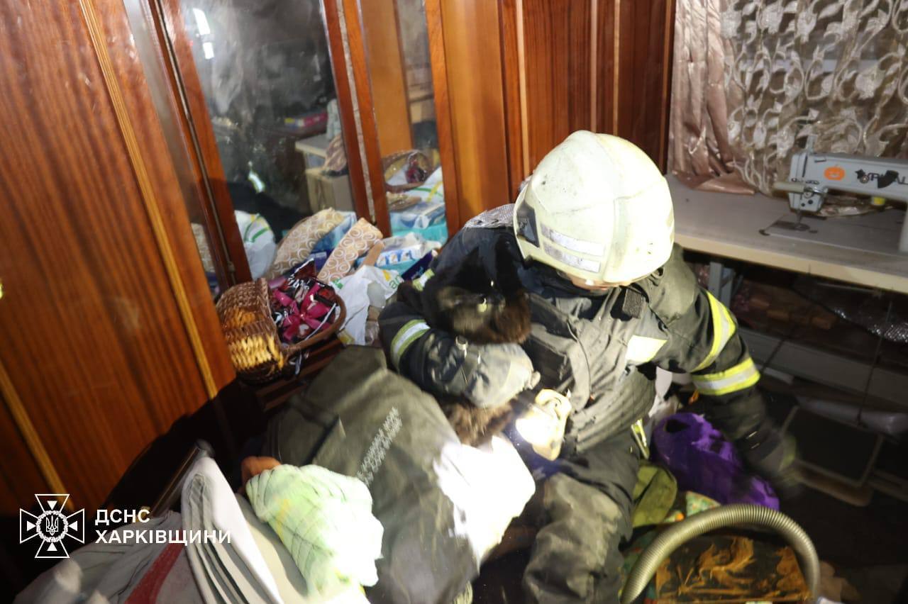 Уламки "шахеда" потрапили в квартиру: фото з місця вибуху у Харкові