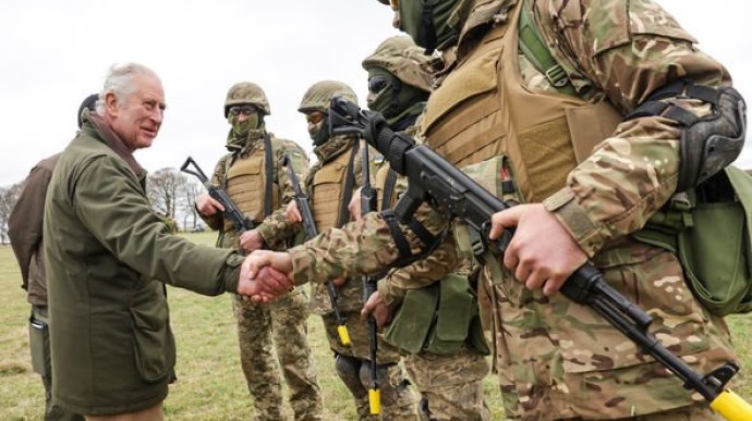 Король Чарльз ІІІ відвідав українських військових, які навчаються у Великій Британії