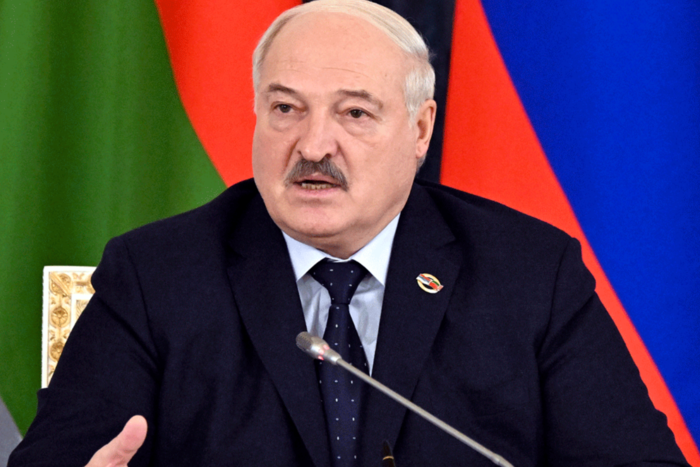 Сядьмо за стіл переговорів і закінчимо цю бійку: Лукашенко про війну в Україні