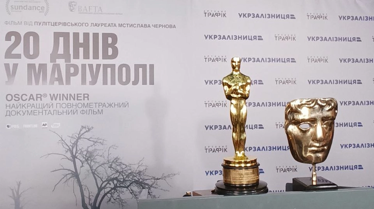 Режисер фільму "20 днів у Маріуполі" привіз "Оскар" в Україну. Фото дня