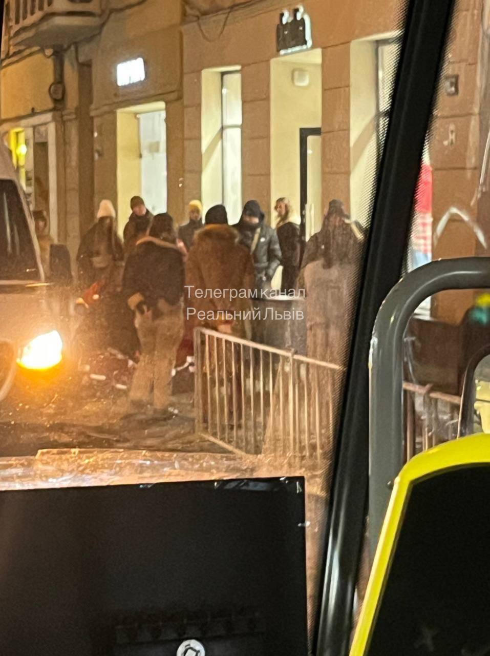 У центрі Львова посеред вулиці померла людина (фото)