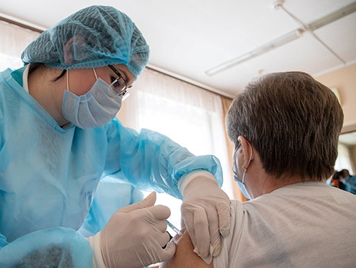 Україна вводить бустерну дозу вакцини для людей віком 60+