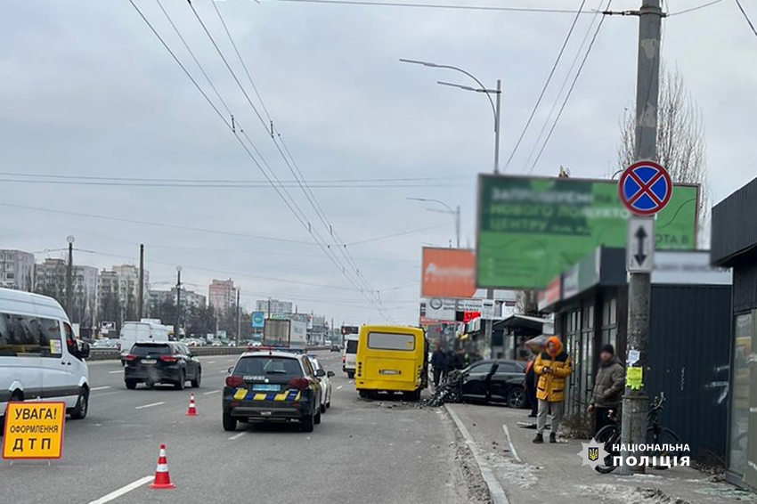 У Києві «Тойота» влетіла у «Мерседес» та автобус. Загинув чоловік на зупинці