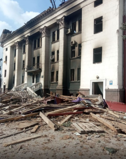 Окупанти не дають врятувати людей з-під завалів драмтеатру Маріуполя