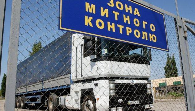 Валютні "схеми" на кордоні: на Львівщині митник попався на гарячому під час отримання хабаря
