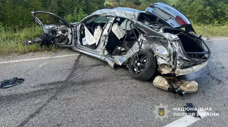 Уламки по всій дорозі: стали відомі деталі потужної автотрощі на Буковині (фото)