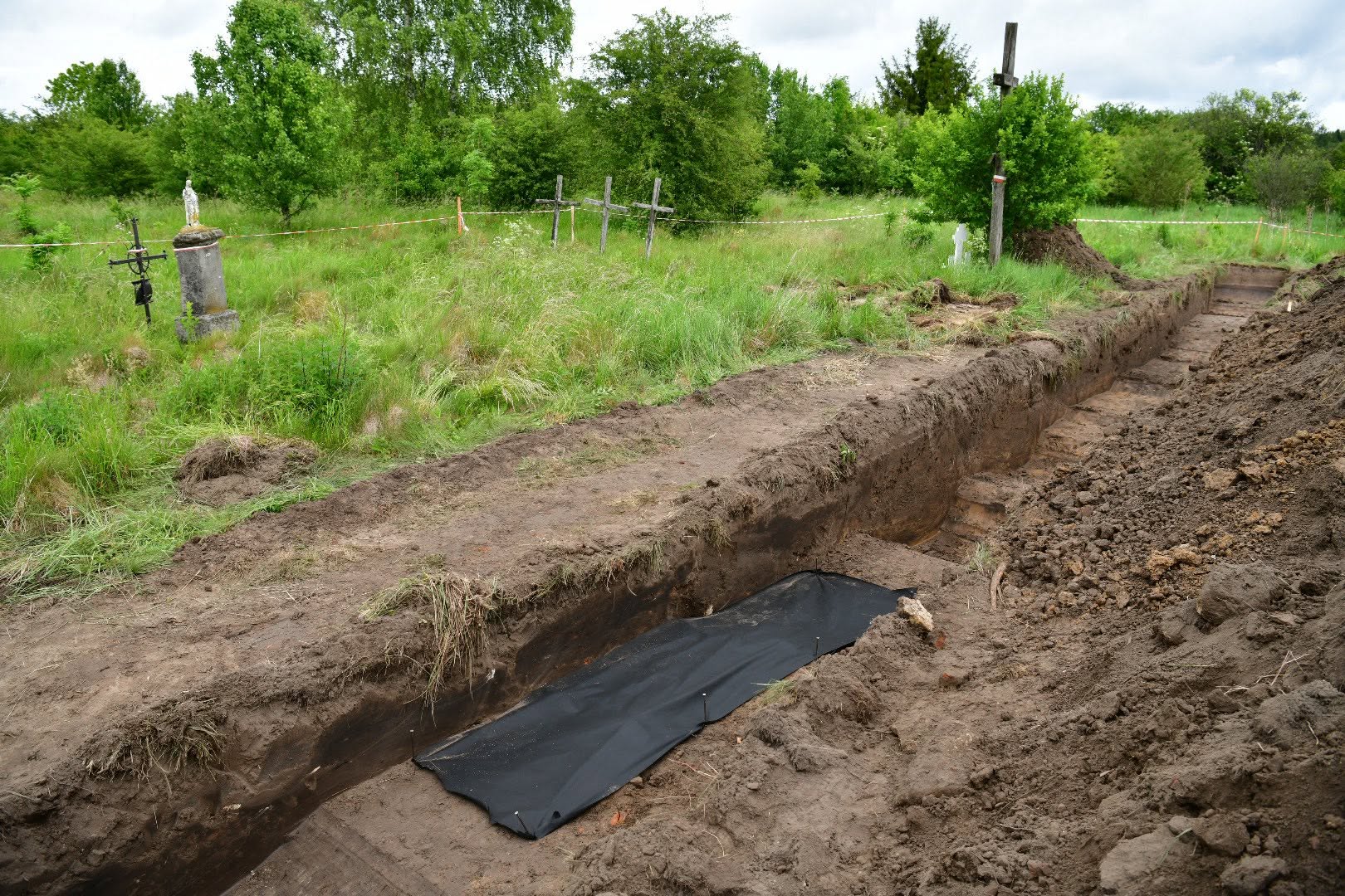 На Львівщині виявили масове поховання