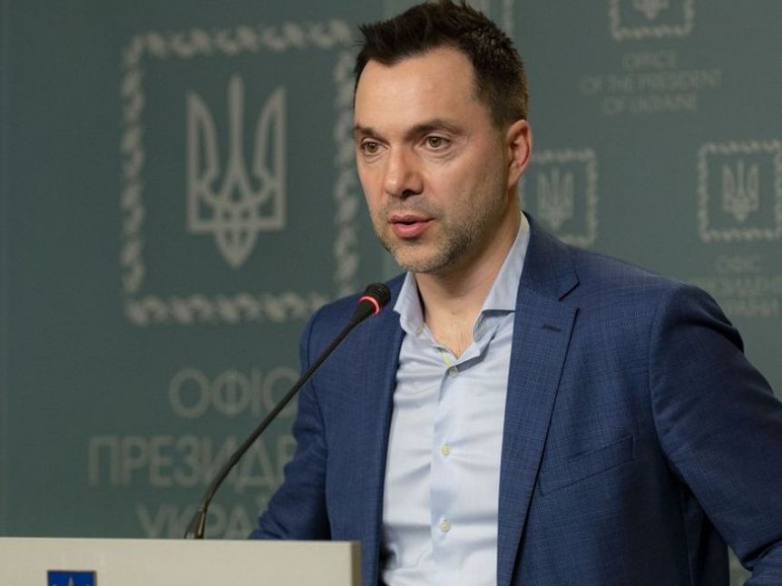 Російська армія зосередила зусилля на трьох напрямках, – Арестович