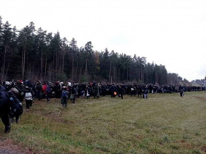 У Білорусі сотні мігрантів прямують до кордону з Польщею