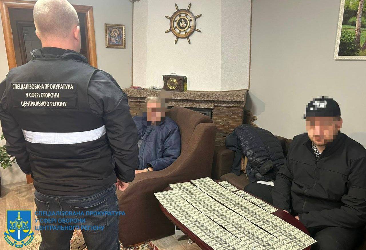 У посадовців ТЦК знайшли понад мільйон доларів і елітний автопарк: їх затримали