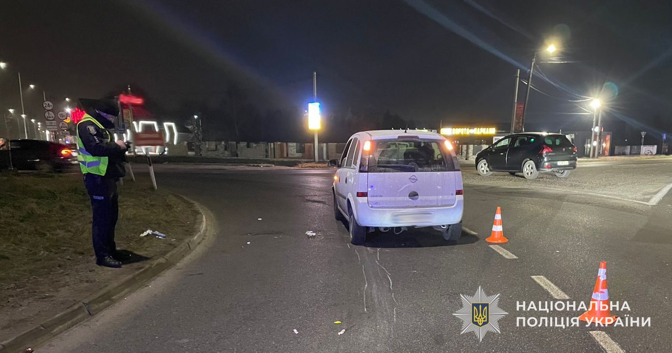 У Львівському районі на чоловіка, який лежав на смузі руху, наїхав автомобіль (фото)