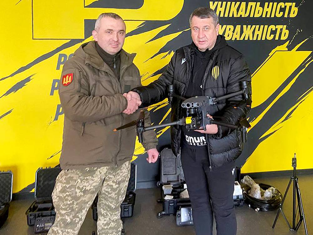 ФК "Рух" передав дрони українським артилеристам