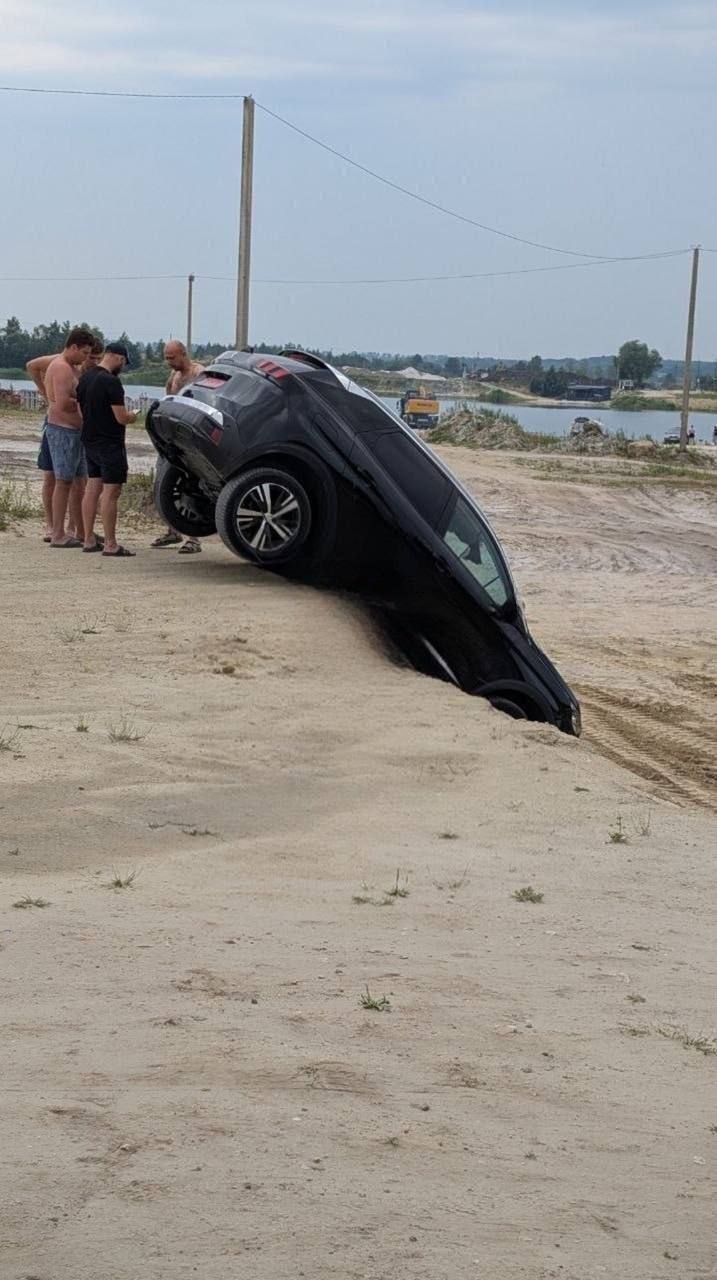 Автівка злетіла з дороги біля популярного місця відпочинку на Львівщині
