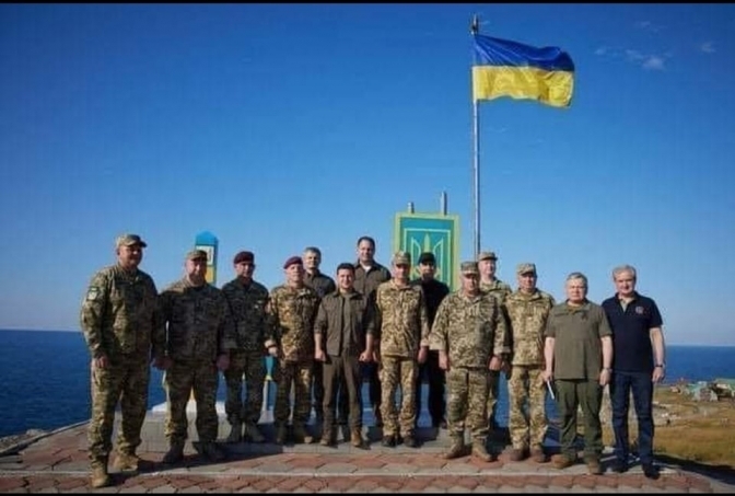 Військовим, які захищали Україну на острові Зміїний, посмертно присвоять звання Героїв України