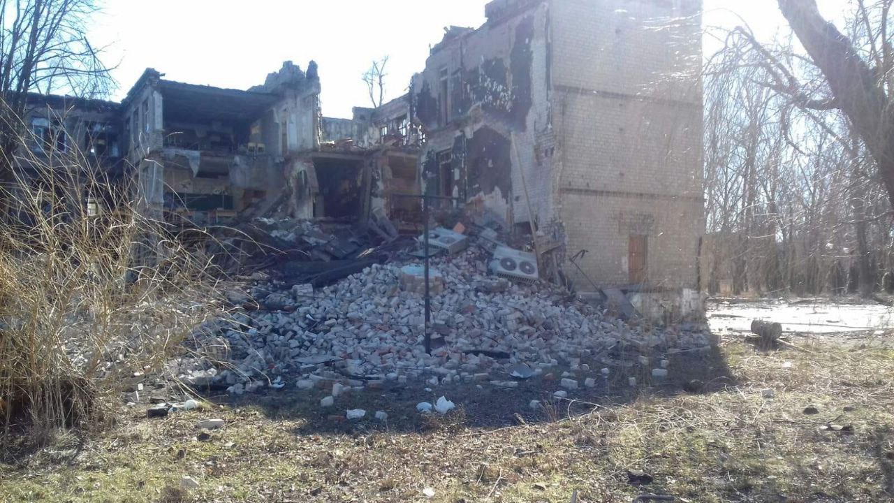 В Авдіївці російська ракета влучила у школу, де був гуманітарний пункт