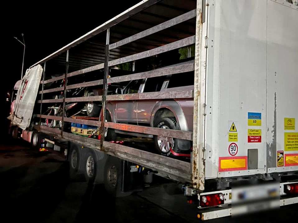 Мешканець Львівщини намагався незаконно ввезти в Україну три позашляховики