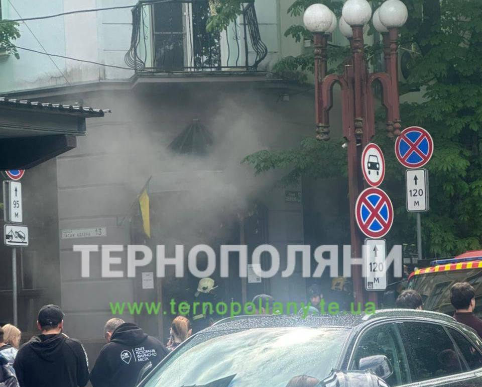 У центрі Тернополя горить ресторан: над містом видно густий дим (фото, відео)