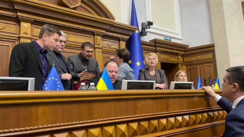 Нинішнє засідання ВРУ зірвали через питання Безуглої