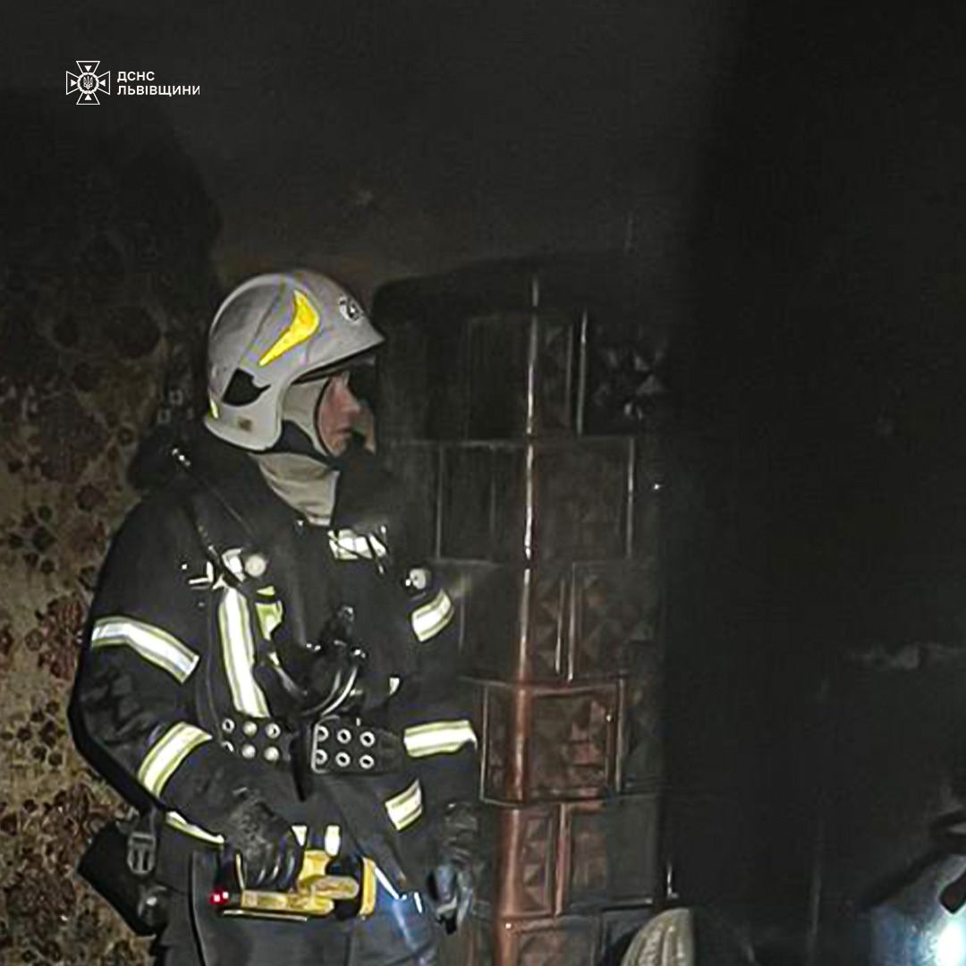 У Львові вночі горів будинок: з'явилися фото пожежі