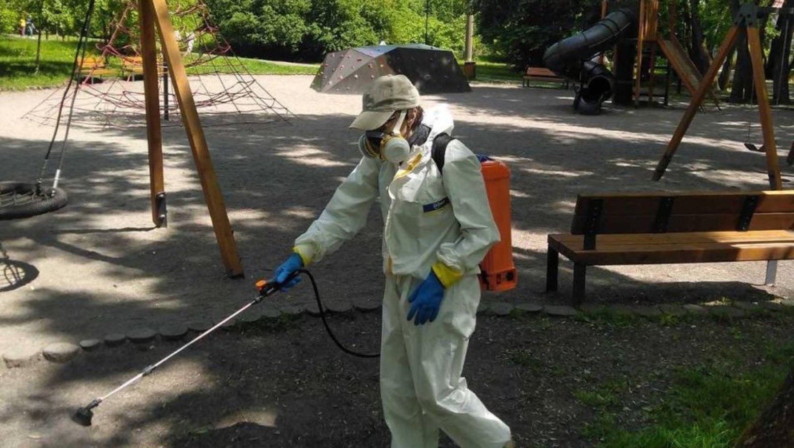 У Львові в одному з районів дитячі майданчики оброблятимуть від кліщів: список адрес