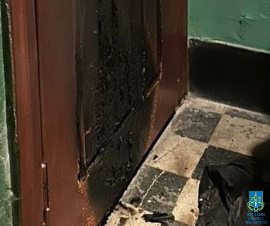 Підпалили двері квартири військового та втекли: у Львові повідомили про підозру двом чоловікам