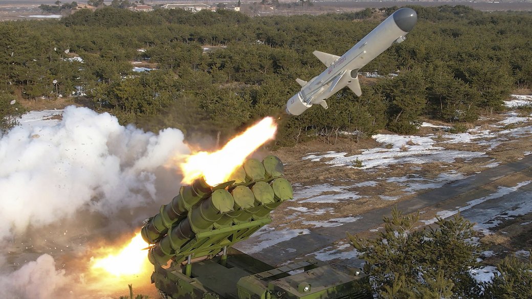 КНДР запустила балістичні ракети у Східне море: Україна відреагувала