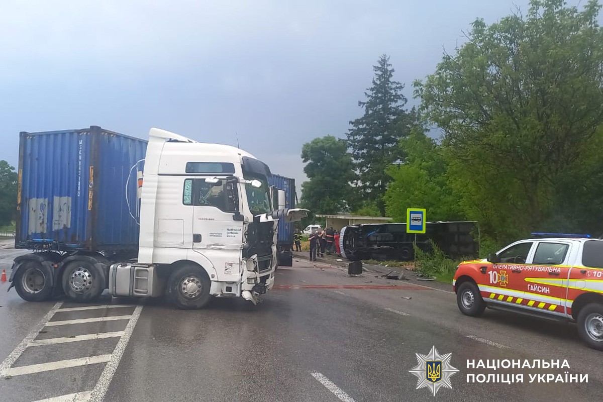 На Вінниччині вантажівка зіткнулася з рейсовим автобусом: Що відомо