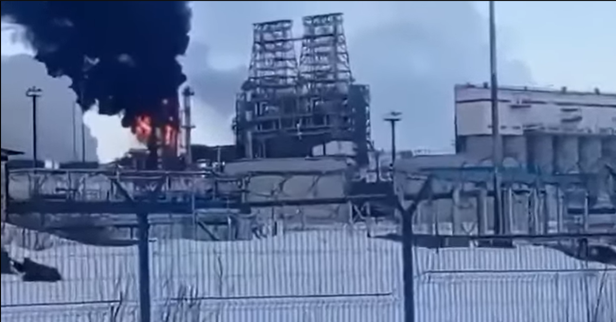У Росії сталась пожежа на одному з найбільших нафтопереробних заводів