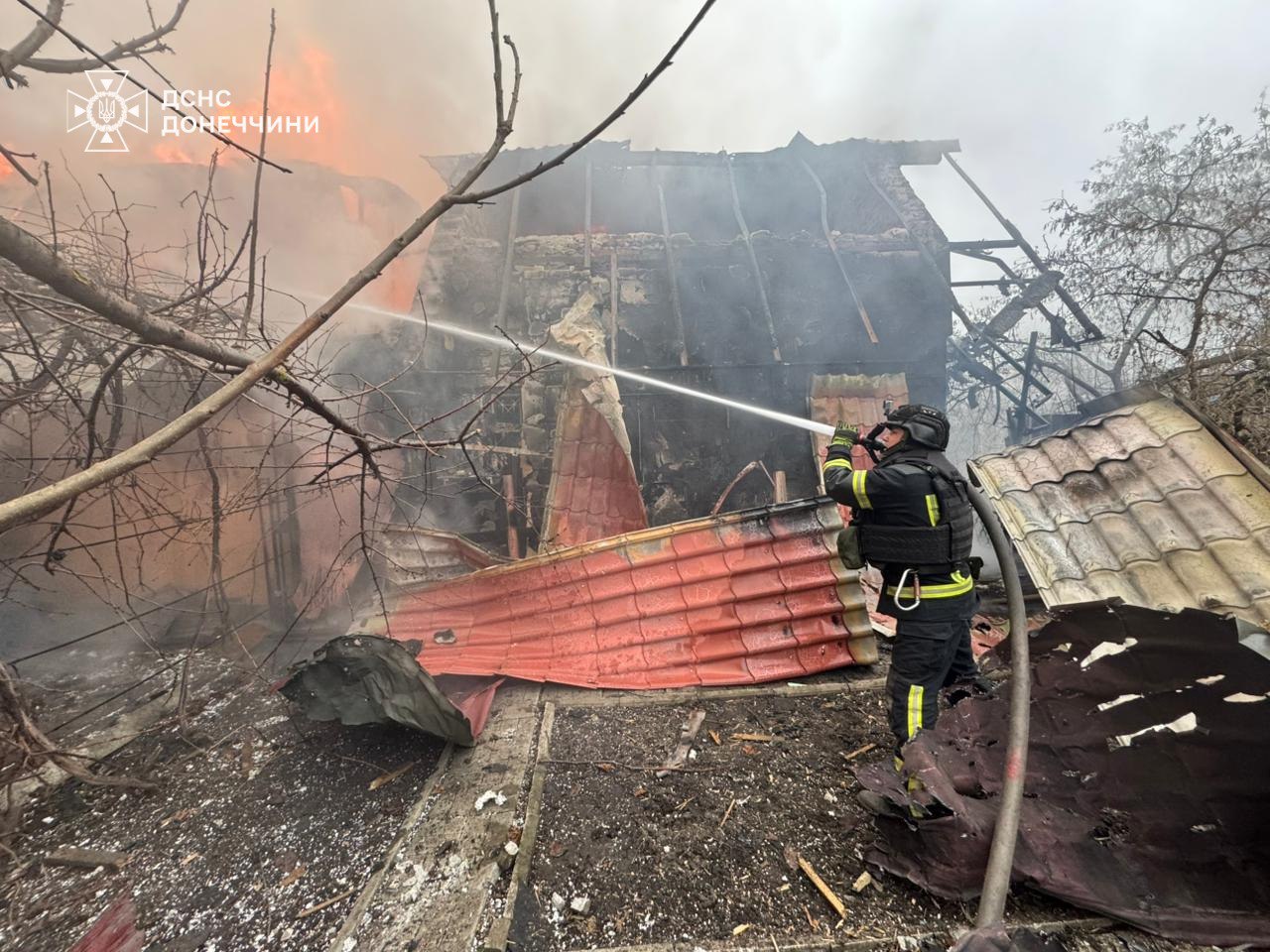 У Покровську рятувальники потрапили під повторний ворожий обстріл (фото)