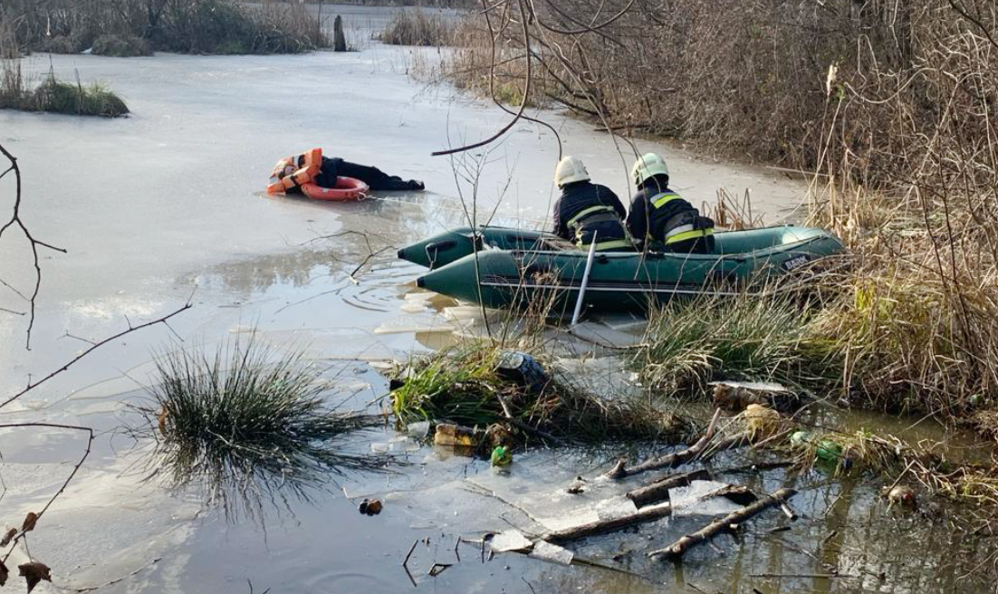 На Львівщині рятувальники витягнули з озера дитину, яка ледь не провалилась під кригу