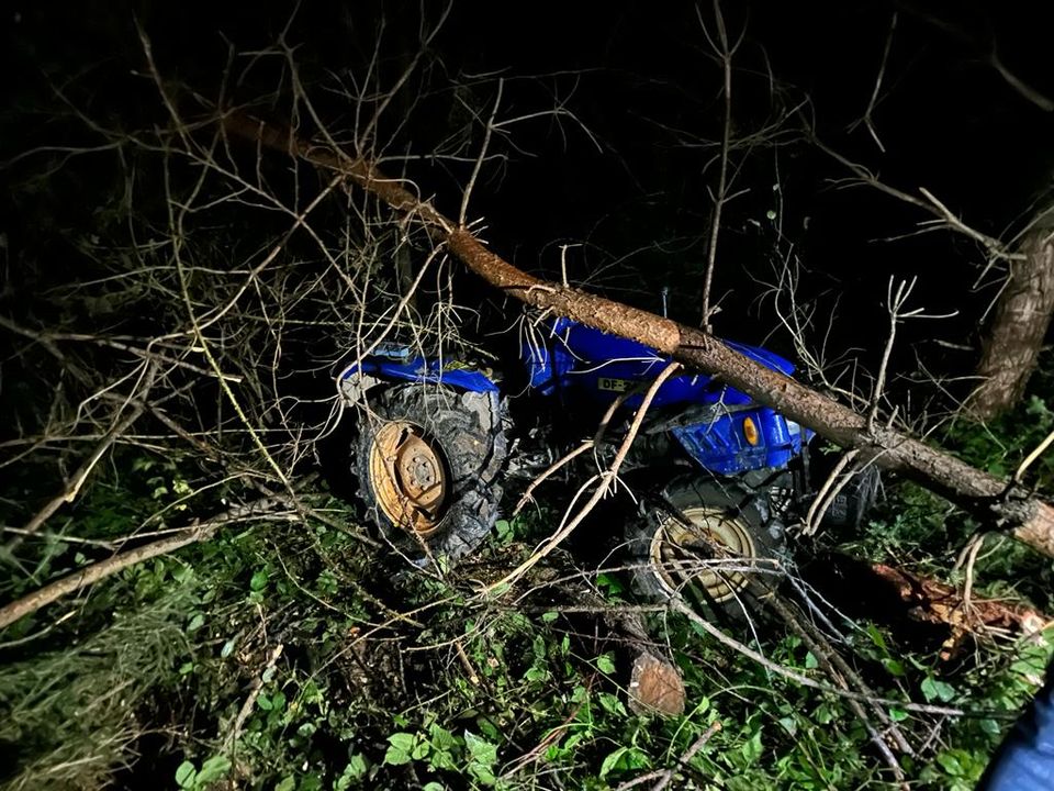 На Львівщині перекинувся трактор: загинули водій і пасажир